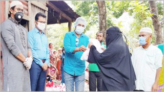 নরসিংদীতে স্বেচ্ছাসেবী সংগঠনের পক্ষ থেকে ঈদ সামগ্রী বিতরণ